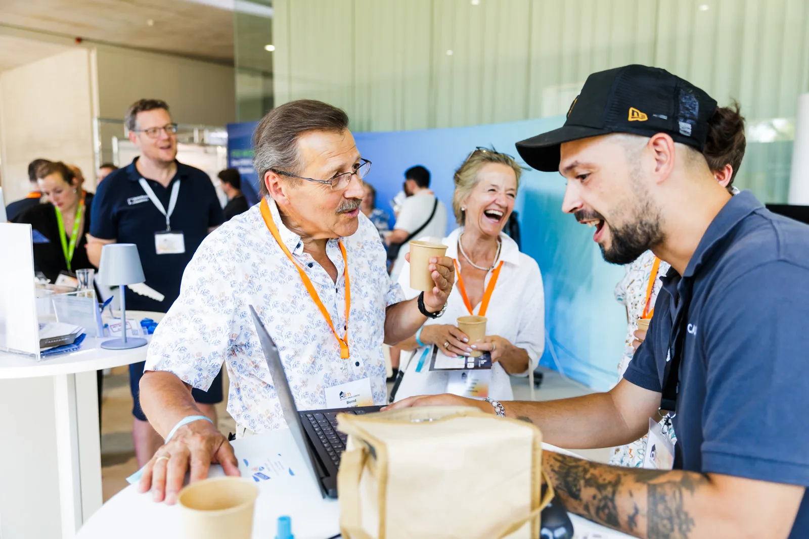 Angeregtes Gespräch an einem Messestand der Deutschen Immobilienmesse