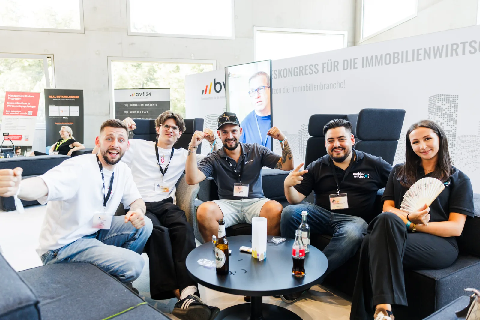 Gut gelaunte Teilnehmer in der Lounge der Deutschen Immobilienmesse